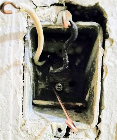 do outside electrical boxes need to be grounded|ungrounded electrical box.